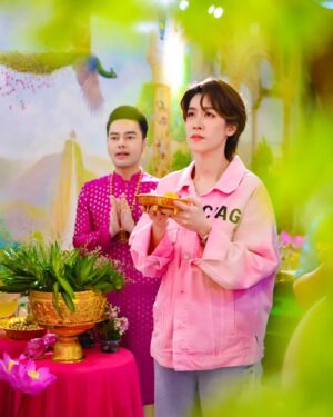 Thikamporn Ritta-apinan Instagram - 🌺🌸🌺พระศรีมหาลักษมี ดีปาวลี🌺🌸🌺
ได้มีโอกาสเข้าไปขอพรก่อนเริ่มงานใหม่ ปรากฏว่าคนอยู่เหมือนมีงาน คนก็ทักว่า ใส่สีชมพูขนาดนี้ไม่รู้หรอ..😅 จริงๆเชียร์จะใส่เสื้ออีกตัวแต่ลืมหยิบ เลยมีแค่ตัวนี้แขวนในรถ..ไม่รู้คือความบังเอิญหรืออะไร แต่รู้สึกโชคดีที่ได้มารับพลังงานดีๆจากองค์แม่ก่อนไปเริ่มงานค่ะ🙏🏻 
และอยากขอบคุณพี่บอลและพี่ๆที่ต้อนรับดีและน่ารักกับเชียร์เสมอนะคะ🩷🩷