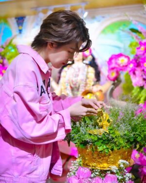 Thikamporn Ritta-apinan Instagram - 🌺🌸🌺พระศรีมหาลักษมี ดีปาวลี🌺🌸🌺
ได้มีโอกาสเข้าไปขอพรก่อนเริ่มงานใหม่ ปรากฏว่าคนอยู่เหมือนมีงาน คนก็ทักว่า ใส่สีชมพูขนาดนี้ไม่รู้หรอ..😅 จริงๆเชียร์จะใส่เสื้ออีกตัวแต่ลืมหยิบ เลยมีแค่ตัวนี้แขวนในรถ..ไม่รู้คือความบังเอิญหรืออะไร แต่รู้สึกโชคดีที่ได้มารับพลังงานดีๆจากองค์แม่ก่อนไปเริ่มงานค่ะ🙏🏻 
และอยากขอบคุณพี่บอลและพี่ๆที่ต้อนรับดีและน่ารักกับเชียร์เสมอนะคะ🩷🩷