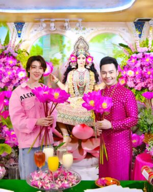 Thikamporn Ritta-apinan Instagram - 🌺🌸🌺พระศรีมหาลักษมี ดีปาวลี🌺🌸🌺
ได้มีโอกาสเข้าไปขอพรก่อนเริ่มงานใหม่ ปรากฏว่าคนอยู่เหมือนมีงาน คนก็ทักว่า ใส่สีชมพูขนาดนี้ไม่รู้หรอ..😅 จริงๆเชียร์จะใส่เสื้ออีกตัวแต่ลืมหยิบ เลยมีแค่ตัวนี้แขวนในรถ..ไม่รู้คือความบังเอิญหรืออะไร แต่รู้สึกโชคดีที่ได้มารับพลังงานดีๆจากองค์แม่ก่อนไปเริ่มงานค่ะ🙏🏻 
และอยากขอบคุณพี่บอลและพี่ๆที่ต้อนรับดีและน่ารักกับเชียร์เสมอนะคะ🩷🩷