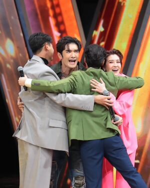 Thikamporn Ritta-apinan Instagram - งานไหนที่ได้รู้ว่าจะได้ทำกับพี่ๆแก๊ง #เบญจาคีตาความรัก อยากทำหมดดดด เป็นกลุ่มที่ไม่เคยทำให้รู้สึกว่าเป็นดารากันเลย แบบ'เป็นพี่'จริงๆ.. และที่สำคัญ จะกี่ขวบก็เค้ายังดูเป็นน้อนน😝🥰 #รักอ๊ะะ #โอ๊ยยย #คิดถึงแล้ววว @cj_piya @keetapat @ririrainbow @miangatima_official @paipartith @feawfoaw @melonp.officialfc