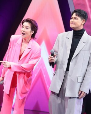 Thikamporn Ritta-apinan Instagram - ร้องข้ามกำแพงคืนนี้.. เอากำแพงขึ้นเลยมั๊ย?🤣 
@namrapeepatekpankul @thewallsong_official