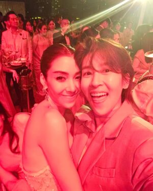 Thikamporn Ritta-apinan Instagram - ยินดีกับพี่สาวคนสวยของน้องอีกครั้งนะค้าา หาเจ้าบ่าวไม่เจอเลยค่า งานสนุกมากก😊 @vjwoonsen @nick_thana #nickwoonsentimental 
#เส้นเสียงบวม #แต่ใจพองโต❤️