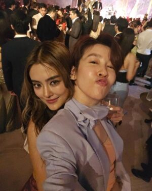 Thikamporn Ritta-apinan Instagram - ยินดีกับพี่สาวคนสวยของน้องอีกครั้งนะค้าา หาเจ้าบ่าวไม่เจอเลยค่า งานสนุกมากก😊 @vjwoonsen @nick_thana #nickwoonsentimental 
#เส้นเสียงบวม #แต่ใจพองโต❤️