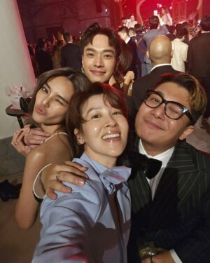 Thikamporn Ritta-apinan Instagram - ยินดีกับพี่สาวคนสวยของน้องอีกครั้งนะค้าา หาเจ้าบ่าวไม่เจอเลยค่า งานสนุกมากก😊 @vjwoonsen @nick_thana #nickwoonsentimental 
#เส้นเสียงบวม #แต่ใจพองโต❤️