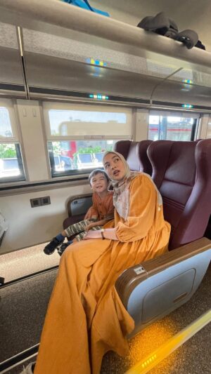 Tika Bravani Instagram - #throwback setahun lalu, nyusul ayah shooting di Jogja. Pertama kalinya Kalam naik kereta yang membuatnya jadi railfans garis keras. 

Ayah shooting, ibu dan Kalam jalan-jalan sama tante @lailanoormala 👀❤️
