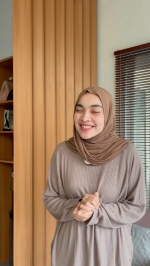 Tika Bravani Instagram - Sabarkan ibu, ya Allah 🤲🏼

Selamat menyambut bulan Ramadan, semoga kita semakin pandai mengendalikan diri ❤️