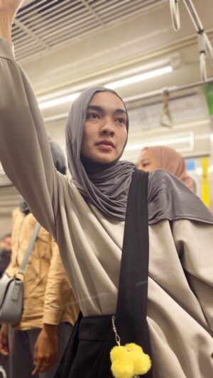 Tika Bravani Instagram - Petualangan penikmat seni yang ingin nonton @dwinandawidi 🫶🏻

#krl #krlcommuterlinejabodetabek