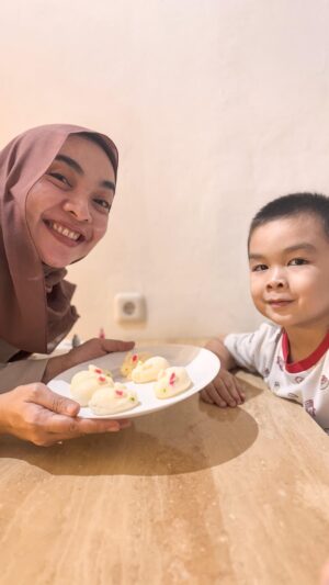 Tika Bravani Instagram - Makan kelinci tapi bukan disate