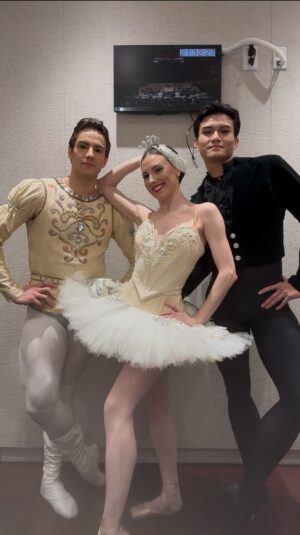 Tiler Peck Instagram - 🕺 Boogieing with the boys 💃🏻

This is what happens when you’re backstage with two of your favs 😂 What are you most looking forward to this week? 

#Ballerina #Ballet #Dancer #Dance #DanceTrend #Costumes #Boogie #Grooving #BallerinasOfIG #reels #trend #trending