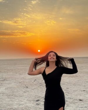Tina Philip Instagram - When the heavens opened, it was just breathtaking 💫
.
Woke up at 5am to go and witness this sunrise at the Rann of Kutch