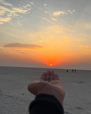 Tina Philip Instagram - When the heavens opened, it was just breathtaking 💫
.
Woke up at 5am to go and witness this sunrise at the Rann of Kutch