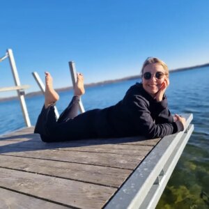 Tina Ruland Instagram - Genießt ihr die Sonne auch so sehr? Also scheint sie bei Euch überhaupt so schön?
Hier ist es so kitschig schön, dass man es kaum glauben kann. Der Tollensesee in Mecklenburg-Vorpommern!
.
@park.am.see.nattika #schauspielerin #schauspieler #hauptstadt #berlin #hauptstadtliebe #hauptstadtleben #reisende #traveller #steg #see#tollensesee #mecklenburgvorpommern