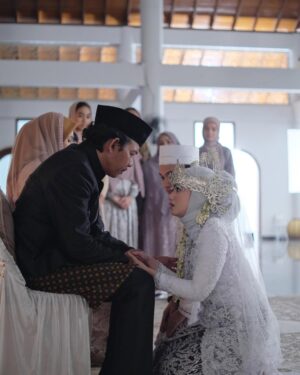 Tissa Biani Azzahra Instagram - Moment sungkeman sama Abah dan Ambu di hari pernikahan Norma, adalah hal yang mengharukan yang gak mungkin Norma lupakan. apapun yang terjadi nanti, Norma selalu sayang abah dan ambu sampai kapanpun 🥺🩷

#NormaAntaraMertuaDanMenantu tayang LEBARAN 2025 di bioskop.