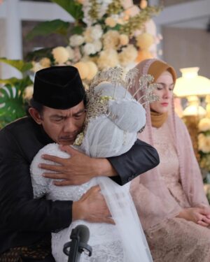 Tissa Biani Azzahra Instagram - Moment sungkeman sama Abah dan Ambu di hari pernikahan Norma, adalah hal yang mengharukan yang gak mungkin Norma lupakan. apapun yang terjadi nanti, Norma selalu sayang abah dan ambu sampai kapanpun 🥺🩷

#NormaAntaraMertuaDanMenantu tayang LEBARAN 2025 di bioskop.