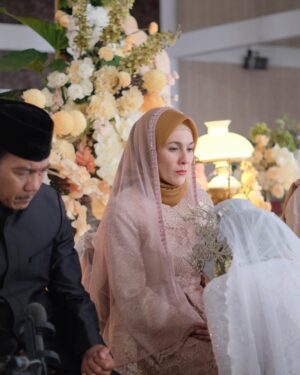 Tissa Biani Azzahra Instagram - Moment sungkeman sama Abah dan Ambu di hari pernikahan Norma, adalah hal yang mengharukan yang gak mungkin Norma lupakan. apapun yang terjadi nanti, Norma selalu sayang abah dan ambu sampai kapanpun 🥺🩷

#NormaAntaraMertuaDanMenantu tayang LEBARAN 2025 di bioskop.
