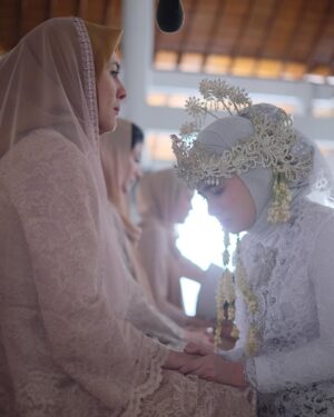 Tissa Biani Azzahra Instagram - Moment sungkeman sama Abah dan Ambu di hari pernikahan Norma, adalah hal yang mengharukan yang gak mungkin Norma lupakan. apapun yang terjadi nanti, Norma selalu sayang abah dan ambu sampai kapanpun 🥺🩷

#NormaAntaraMertuaDanMenantu tayang LEBARAN 2025 di bioskop.