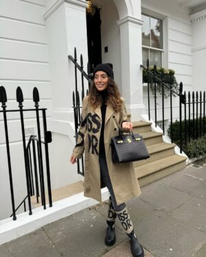 Tiziri Digne Instagram - Frenchies in London 🇬🇧❤️

1, 2 & 3 Quelle photo préférez-vous pour ce look d’hiver ? 
4 : Photo de famille même s’il manque Isaïa qui dormait dans la poussette 👶🏼😂
5 : Mon grand bébé 🩵
6 : Ma jums 🩷 on se ressemble ou pas ? 😋

[ outfit - look - outfit inspiration - mode - famille ] 
#ootd #diorcouture #lookdujour