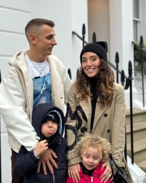Tiziri Digne Instagram - Frenchies in London 🇬🇧❤️

1, 2 & 3 Quelle photo préférez-vous pour ce look d’hiver ? 
4 : Photo de famille même s’il manque Isaïa qui dormait dans la poussette 👶🏼😂
5 : Mon grand bébé 🩵
6 : Ma jums 🩷 on se ressemble ou pas ? 😋

[ outfit - look - outfit inspiration - mode - famille ] 
#ootd #diorcouture #lookdujour