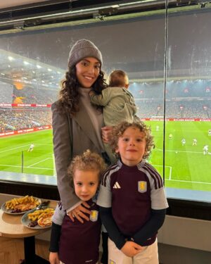 Tiziri Digne Instagram - Soirée foot ⚽️ 

Ils sont trop contents d’entrer sur le terrain avec papa, de serrer la main des joueurs (bon surtout Isaho 😂) et de passer la soirée au stade, c’est pas souvent donc ils savourent ! 😍❤️

[ foot - famille - match - mom of 3 ]