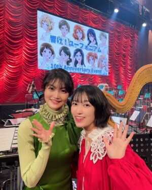 Tomoyo Kurosawa Instagram - 1年生🌸

『響け!ユーフォニアム 10th anniversary event』２日に渡って3公演、久しぶりのユーフォイベントでした。
各回の年代ごとに思い出を残していきたいと思います☺️

全ての始まりが詰まってた1年生編。
久しぶりに先輩たちに会えて、おおはしゃぎしてました。
もえちゃんお誕生日おめでとう(ほんとごめん)(サプライズがあるなんて知らなかったんだよ)(ほんとうだよ)(でもまじでごめん)

#ユーフォ10周年 #anime_eupho #ユーフォ最終楽章