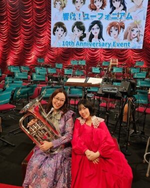 Tomoyo Kurosawa Instagram - 1年生🌸

『響け!ユーフォニアム 10th anniversary event』２日に渡って3公演、久しぶりのユーフォイベントでした。
各回の年代ごとに思い出を残していきたいと思います☺️

全ての始まりが詰まってた1年生編。
久しぶりに先輩たちに会えて、おおはしゃぎしてました。
もえちゃんお誕生日おめでとう(ほんとごめん)(サプライズがあるなんて知らなかったんだよ)(ほんとうだよ)(でもまじでごめん)

#ユーフォ10周年 #anime_eupho #ユーフォ最終楽章