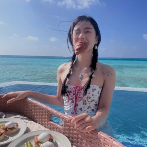 Tontawan Tantivejakul Instagram - Mentally i’m here 💭 @so.maldives