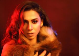 Tooba Siddiqui Instagram - Keep your vibe up for this winter🖤⚡️
