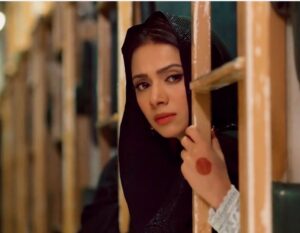 Tooba Siddiqui Instagram - Which dialogue of Romana did you like the most?? ❤️Special shout-out to my designer friend @mehreenzaidi_official  for Romanas wardrobe and @shehla.qazi.7  for the amazing makeup❤️🙏🤩😍 #kam3 #drama#geo#khudaaurmohabbat #wajahathussain#junaidkhan#iqraaziz#ferozekhan
