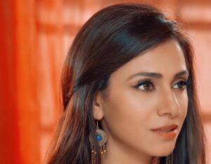 Tooba Siddiqui Instagram - Which dialogue of Romana did you like the most?? ❤️Special shout-out to my designer friend @mehreenzaidi_official  for Romanas wardrobe and @shehla.qazi.7  for the amazing makeup❤️🙏🤩😍 #kam3 #drama#geo#khudaaurmohabbat #wajahathussain#junaidkhan#iqraaziz#ferozekhan