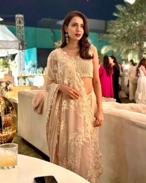 Tooba Siddiqui Instagram - Wedding season🥰 winters in Karachi 😍. 👗by @umarsayeedcoutureofficial 🙏❤️