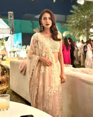 Tooba Siddiqui Instagram - Wedding season🥰 winters in Karachi 😍. 👗by @umarsayeedcoutureofficial 🙏❤️