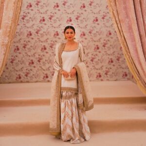 Tooba Siddiqui Instagram - @umarsayeedcoutureofficial 💕🙏 📸 
@thevisualreels 😍