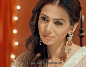 Tooba Siddiqui Instagram - Which dialogue of Romana did you like the most?? ❤️Special shout-out to my designer friend @mehreenzaidi_official  for Romanas wardrobe and @shehla.qazi.7  for the amazing makeup❤️🙏🤩😍 #kam3 #drama#geo#khudaaurmohabbat #wajahathussain#junaidkhan#iqraaziz#ferozekhan