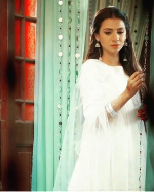 Tooba Siddiqui Instagram - Khuda aur Mohabbat comes to an end and what a journey it has been ❤️Romana was one character I had never done before hence I was so intrigued by her ,the way she speaks volumes of love and poetry I really had to improve my Urdu all thanks to @wajahathussain.syed  who not only taught me sophisticated poetry but also showed me colours in this character.. lot of people might not relate to Romana but I have surely made many fans from this character so thankyou so much for infinite love 💕.. @abdullah.kadwani  It’s always a pleasure working for 7th sky although this was my second project but it was a big success kudos to you for making this production such a huge success across the world. @hashimnadeem.official  thankyou for giving life and immense colour to this fictional Romana if it was not your words surely it wouldn’t have been such a hit🙏🙏 my cast @calljunaidkhan I will always call you saie now 😍hahaha hope to do more work in future @ferozekhan  me and you bonded so much that we definitely have to do something exciting soon, my fav sequence still remains the train from Multan to Lhr😂@iiqraaziz you are such a humble person and a great actor although we had just one scene together but mahi and feedi will always be remembered and in light of their love story some will remember romana and Sikander too. Lastly all the team who worked very hard on this project and making it so big thankyou our efforts have not failed us ❤️❤️❤️ to all the kam3 fans love you!🥰🥰🥰 @sunitamarshallofficial  the love between us is immeasurable🤗🤗 #khudaaurmohabbat3 video credit to @khuda_aur_mohabbat_3__s ❤️💕