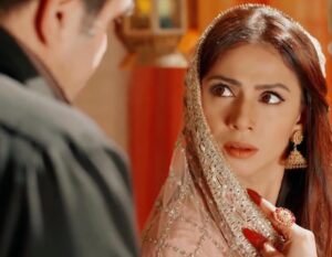 Tooba Siddiqui Instagram - Which dialogue of Romana did you like the most?? ❤️Special shout-out to my designer friend @mehreenzaidi_official  for Romanas wardrobe and @shehla.qazi.7  for the amazing makeup❤️🙏🤩😍 #kam3 #drama#geo#khudaaurmohabbat #wajahathussain#junaidkhan#iqraaziz#ferozekhan