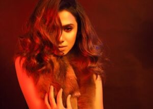 Tooba Siddiqui Instagram - Keep your vibe up for this winter🖤⚡️