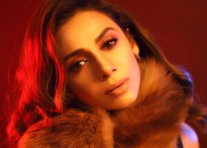Tooba Siddiqui Instagram - Keep your vibe up for this winter🖤⚡️