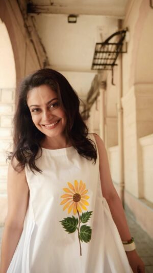 Toral Rasputra Instagram - Follow the Sun like Sunflowers and shadows will fall behind 🌻❤️

#monday #instareels #reeloftheday #reelsvideo #reelitfeelit #toralrasputra