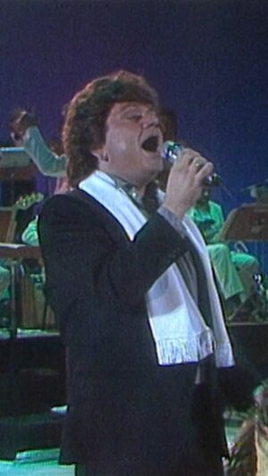 Trijntje Oosterhuis Instagram - De muziek van André Hazes is onderdeel van de Nederlandse identiteit en vormt een bron van inspiratie voor vele artiesten zoals Douwe Bob, Trijntje Oosterhuis en Yves Berendse. Hoe kwamen zijn nummers tot stand, wat diende als inspiratie voor zijn teksten, hoe zag het artiestenleven er in de jaren ‘80 uit en welke tol eiste dit alles?

Je ziet het in Bloed, zweet en tranen, vanaf donderdag 27 maart op NPO 1.

 #BZT #Bloedzweetentranen #AndreHazes #AVROTROS