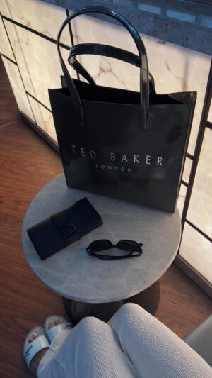 Triparna Dey Instagram - What’s in my bag !!