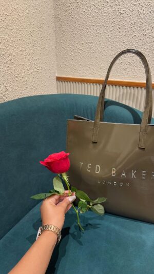 Triparna Dey Instagram - So on 7 th February (rose day) আমরা Neil Island এ ছিলাম, অরিজিৎ আমার জন্যে গোলাপ ফুল খুঁজতে যায় কিন্তু কোনো লোকাল ফুলের দোকান না থাকা ই সে পাই না , রাত এ ডিনার করতে গিয়ে দেখি সে ইউটিউব টিউটোরিয়াল দেখে টিসু পেপার দিয়ে গোলাপ বানাচ্ছে , কি খুশি আর লজ্জা পেয়েছিলাম 😅 
পরের দিন আমরা Port Blair ফিরে যায়, তারপর রাত এ কিছু কেনা কাটা করতে গিয়ে আমি ওকে আর খুঁজে পাই না , হটাৎ চোখ যায় কিছু দূরে থাকা ফুলের দোকান এ, দেখি সে আমার জন্যে গোলাপ কিনতে গেছে 🙈