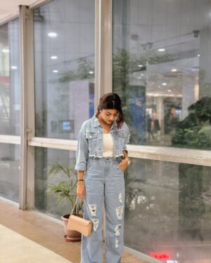 Triparna Dey Instagram - My maa said “Taka diye Chera jama pant kenar ki mane”