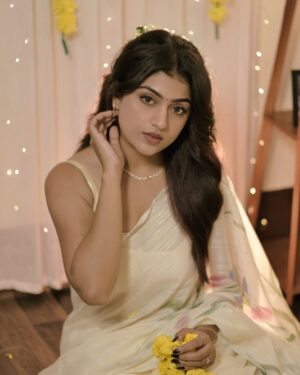 Triparna Dey Instagram - Rasiya 🦢

Jewellery partner- @caratlane 
📸 - @aniruddhanag93