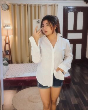 Triparna Dey Instagram - Stealing his shirt is my new hobby 🫢💕 @arijitmanna4
