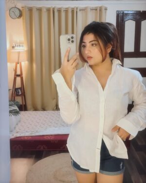 Triparna Dey Instagram - Stealing his shirt is my new hobby 🫢💕 @arijitmanna4