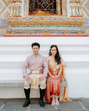 Twinda Rarasati Instagram - Akan kita hadapi semua tapi brb makan es krim dulu. Happy anniversary ❤️✨ ayo kita ketawain aja hidup ini, yg penting gak keluar boneka chuky aja udh alhamdulillah 🙃 maap telat postingnya, namanya juga aku hehe

Cheers to life! Senang bersama sampai kakek nenek peot tua bangka tetep sayang sayangan aamiin 🥹👴🏻👵🏻 thank you for loving all versions of me—

Tahun depan enaknya pake baju adat apa yahhh? 🤭