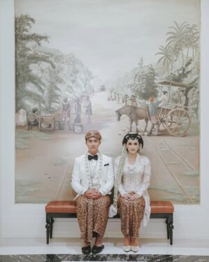 Twinda Rarasati Instagram - Akan kita hadapi semua tapi brb makan es krim dulu. Happy anniversary ❤️✨ ayo kita ketawain aja hidup ini, yg penting gak keluar boneka chuky aja udh alhamdulillah 🙃 maap telat postingnya, namanya juga aku hehe

Cheers to life! Senang bersama sampai kakek nenek peot tua bangka tetep sayang sayangan aamiin 🥹👴🏻👵🏻 thank you for loving all versions of me—

Tahun depan enaknya pake baju adat apa yahhh? 🤭
