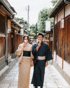 Twinda Rarasati Instagram - Akan kita hadapi semua tapi brb makan es krim dulu. Happy anniversary ❤️✨ ayo kita ketawain aja hidup ini, yg penting gak keluar boneka chuky aja udh alhamdulillah 🙃 maap telat postingnya, namanya juga aku hehe

Cheers to life! Senang bersama sampai kakek nenek peot tua bangka tetep sayang sayangan aamiin 🥹👴🏻👵🏻 thank you for loving all versions of me—

Tahun depan enaknya pake baju adat apa yahhh? 🤭