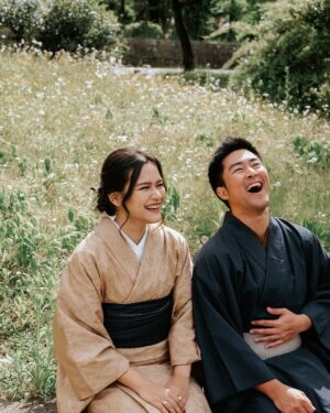Twinda Rarasati Instagram - Akan kita hadapi semua tapi brb makan es krim dulu. Happy anniversary ❤️✨ ayo kita ketawain aja hidup ini, yg penting gak keluar boneka chuky aja udh alhamdulillah 🙃 maap telat postingnya, namanya juga aku hehe

Cheers to life! Senang bersama sampai kakek nenek peot tua bangka tetep sayang sayangan aamiin 🥹👴🏻👵🏻 thank you for loving all versions of me—

Tahun depan enaknya pake baju adat apa yahhh? 🤭