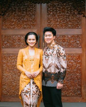 Twinda Rarasati Instagram - Akan kita hadapi semua tapi brb makan es krim dulu. Happy anniversary ❤️✨ ayo kita ketawain aja hidup ini, yg penting gak keluar boneka chuky aja udh alhamdulillah 🙃 maap telat postingnya, namanya juga aku hehe

Cheers to life! Senang bersama sampai kakek nenek peot tua bangka tetep sayang sayangan aamiin 🥹👴🏻👵🏻 thank you for loving all versions of me—

Tahun depan enaknya pake baju adat apa yahhh? 🤭